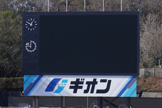 町田市立陸上競技場の大型ビジョン下に設置された株式会社ギオンのロゴ