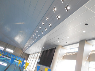 改修後の「町田市立室内プール」の天井パネル＆LED照明