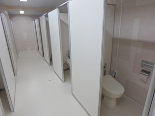 改修後の「町田市立室内プール」の女子トイレ