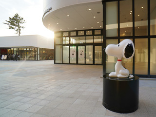 スヌーピーミュージアム隣に設置されている「スヌーピー像」